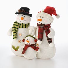 Plush Snowfamily Table Topper