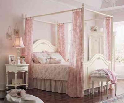 Isabella Poster Bed With Framed Top