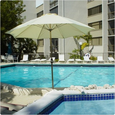 Market Umbrella 9′ White Pole Pulley